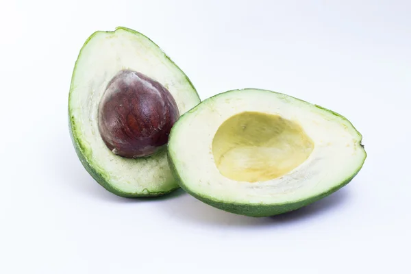 Нарезанный изолированный авокадо — стоковое фото