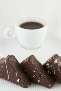 fındık ve beyaz fincan siyah çay ile çikolatalı kek