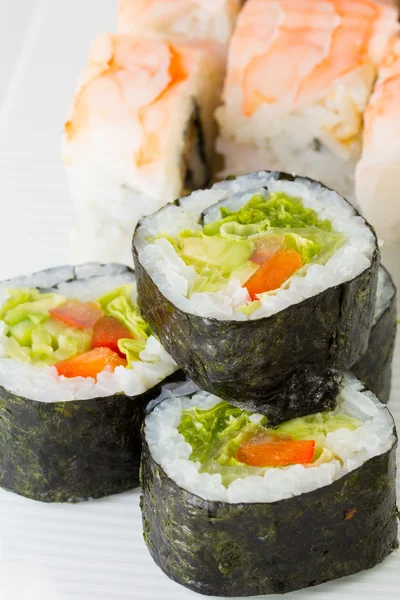 Rollo y rollo vegetariano de sushi con camarones — Foto de Stock