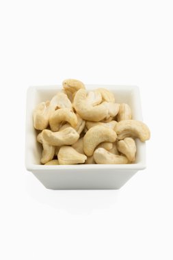 Beyaz tabak içinde izole kaju fıstığı