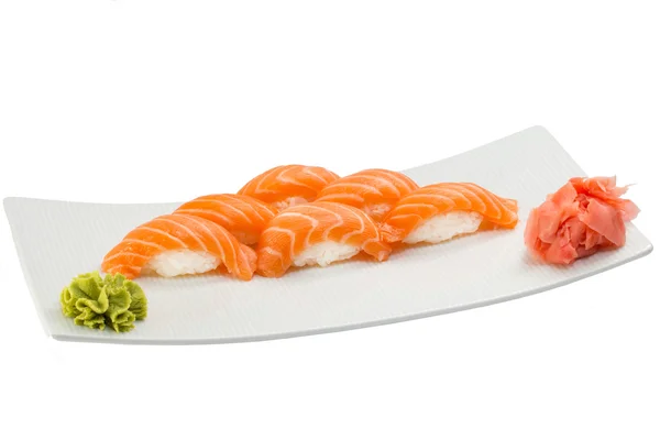 Sushi nigiri di salmone isolato con zenzero e wasabi in piatto bianco — Foto Stock