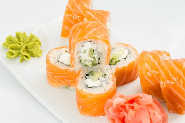 Philadelphia sushi tekercs gyömbért és a wasabi fehér tányérra — Stock Fotó