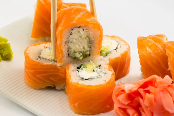 Philadelphie rouleau de sushi au gingembre et wasabi sur plaque blanche — Photo