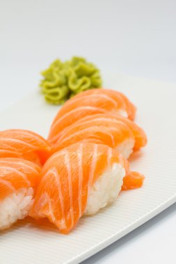 Somon suşi nigiri beyaz tabak ve arka plan