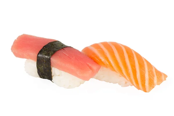 Salmón y atún nigiri aislados sobre fondo blanco — Foto de Stock