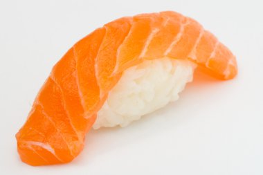 Somon suşi nigiri beyaz zemin üzerine