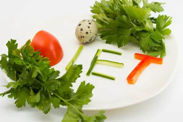 Piatto bianco dietetico con pepe di pomodoro cetriolo e uovo di quaglia — Foto Stock