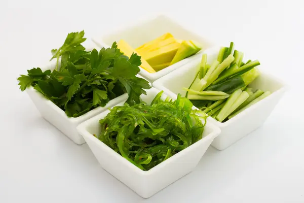 Légumes verts en plat blanc sur fond blanc — Photo