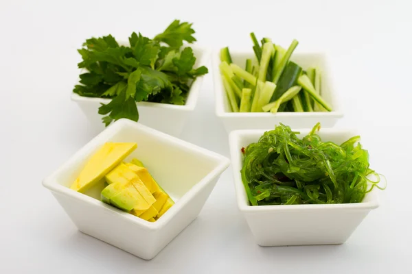 Verdure verdure in piatto bianco su sfondo bianco — Foto Stock