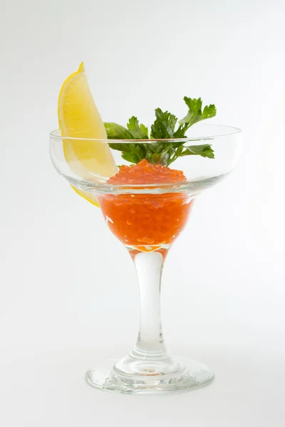 Lososový kaviár v poháru s citrónem a petrželkou — Stock fotografie