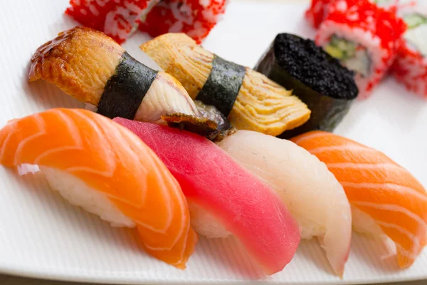 Nigiri sushi gjort maträtt — Stockfoto