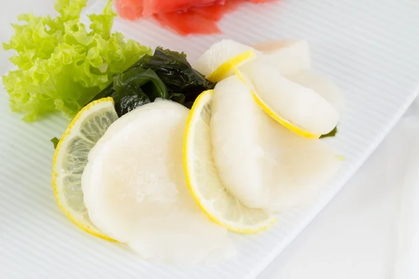 Sushi pilgrimsmussla sashimi med wakame citron och sallad — Stockfoto