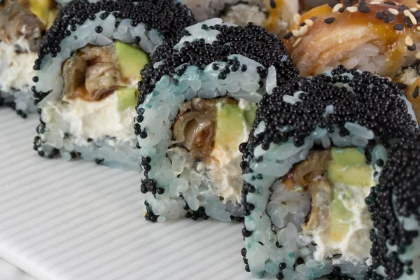 Rouleau de sushi avec tobiko noir et rouleau de canada — Photo