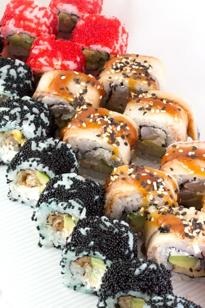 Rollo de sushi con tobiko negro rojo y rollo de canada —  Fotos de Stock