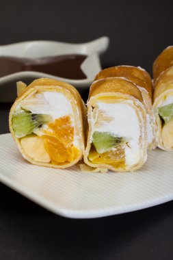 Beyaz tabakta tatlı suşi roll