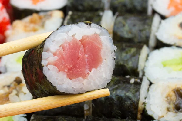 Složka maki sushi roll v hůlky — Stock fotografie