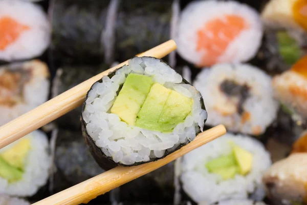 Rolo de sushi abacate maki — Fotografia de Stock