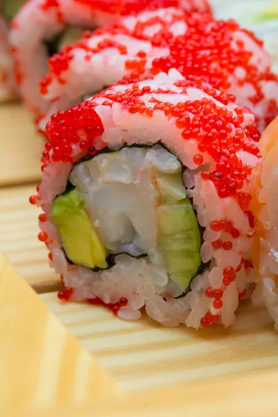 Rollo de sushi tobiko rojo — Foto de Stock