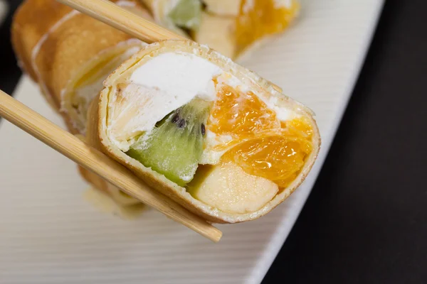 Γλυκιά sushi ζαριά στο άσπρο πιάτο在白板上的甜寿司卷 — 图库照片