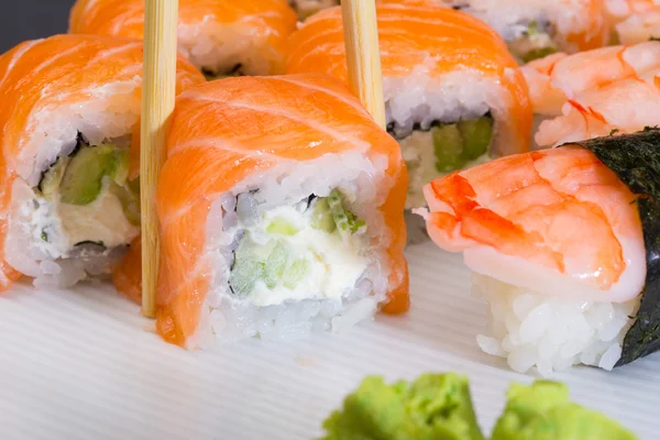 Filadelfia sushi roll con camarones nigiri — Foto de Stock