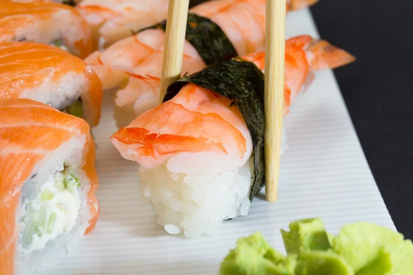 Philadelphia sushi roll with shrimp nigiri — Stock Photo, Image