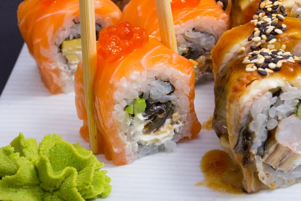 Filadélfia sushi rolo com salmão e ovas — Fotografia de Stock