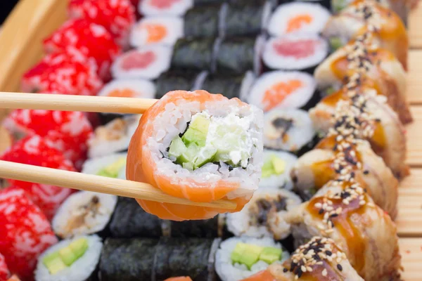 Filadélfia sushi rolo com salmão e ovas — Fotografia de Stock