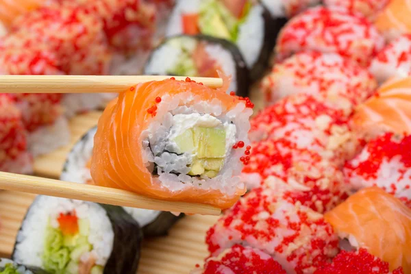 Filadélfia sushi rolo com salmão e ovas — Fotografia de Stock