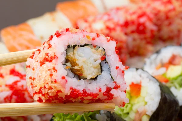 Rouleau de sushi Tempura ebi maki avec tobiko rouge — Photo