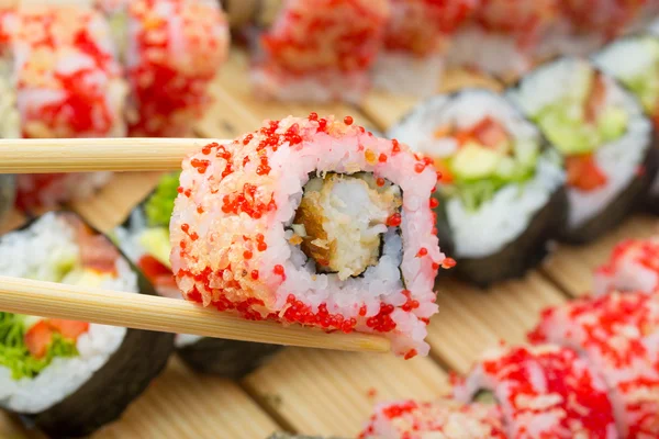 赤いトビコを巻き天ぷらえびまき寿司 — ストック写真