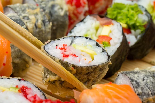 Takusen ciepłe lub gorące sushi roll z awokado i tempura, czerwony "Tobiko" — Zdjęcie stockowe