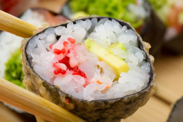 Takusen ılık veya sıcak suşi roll tempura kırmızı tobiko ve avokado — Stok fotoğraf