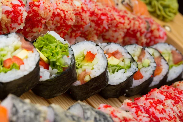 Vegetarisk sushirulle med gjort skålen sushi rullar på bakgrund — Stockfoto