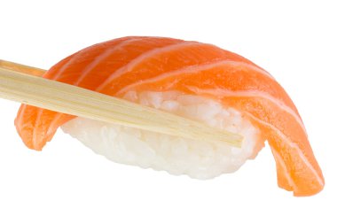 Beyaz arka plan üzerinde chopsticks izole somon suşi nigiri