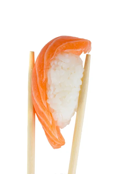 Sushi nigiri di salmone isolato in bacchette su fondo bianco — Foto Stock