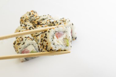 tatlı suşi roll izole üzerinde beyaz arka plan