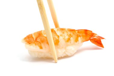 Beyaz arka plan üzerinde izole karides suşi nigiri