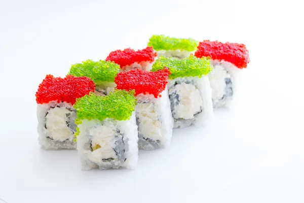 Sushi roll z zielonym i czerwonym kawiorem — Zdjęcie stockowe