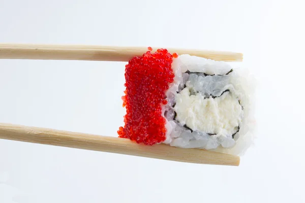 Rotolo di sushi con caviale rosso — Foto Stock