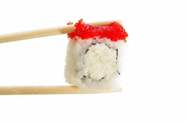 Sushi rolka s červeným kaviárem izolovaných na bílém pozadí — Stock fotografie