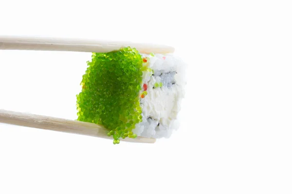 Sushi-Rolle mit grünem Kaviar isoliert auf weißem Hintergrund — Stockfoto