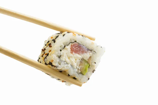 Rotolo di sushi con tonno e sesamo isolato su fondo bianco — Foto Stock
