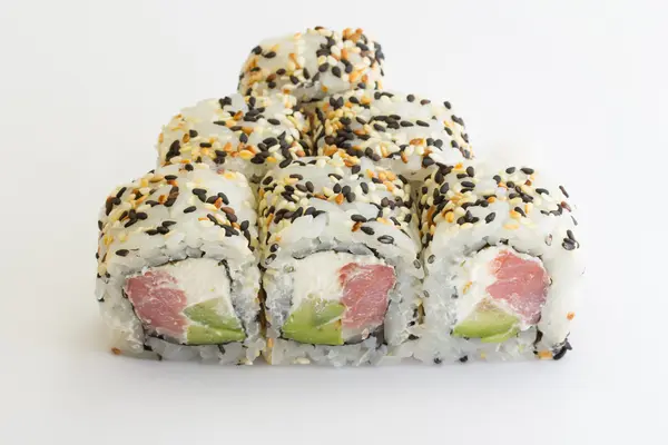 Rollo de sushi dulce aislado sobre fondo blanco —  Fotos de Stock