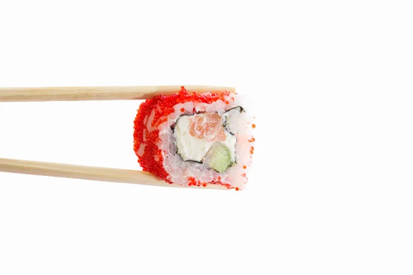 白い背景で隔離赤いキャビア添えロール寿司 — ストック写真