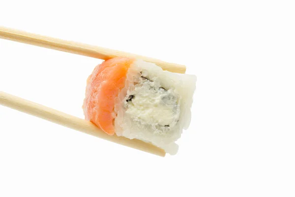 Sushi roll met tonijn en sesam geïsoleerd op witte achtergrond — Stockfoto