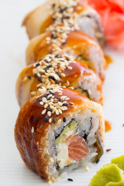 Garnalen sushi nigiri geïsoleerd op witte achtergrond — Stockfoto