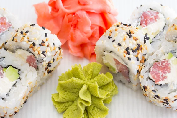 Rolo de sushi com atum e gergelim — Fotografia de Stock