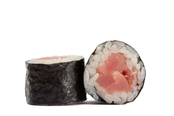 Roll sushi w nori na białym tle — Zdjęcie stockowe