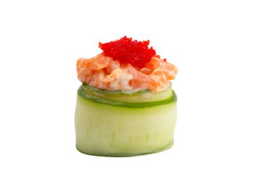 Beyaz arka plan üzerinde izole salatalık Sushi gunkan