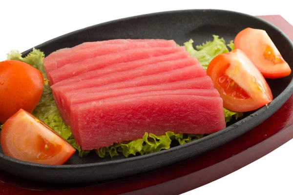 Frische rohe Thunfischstücke auf Teller isoliert — Stockfoto